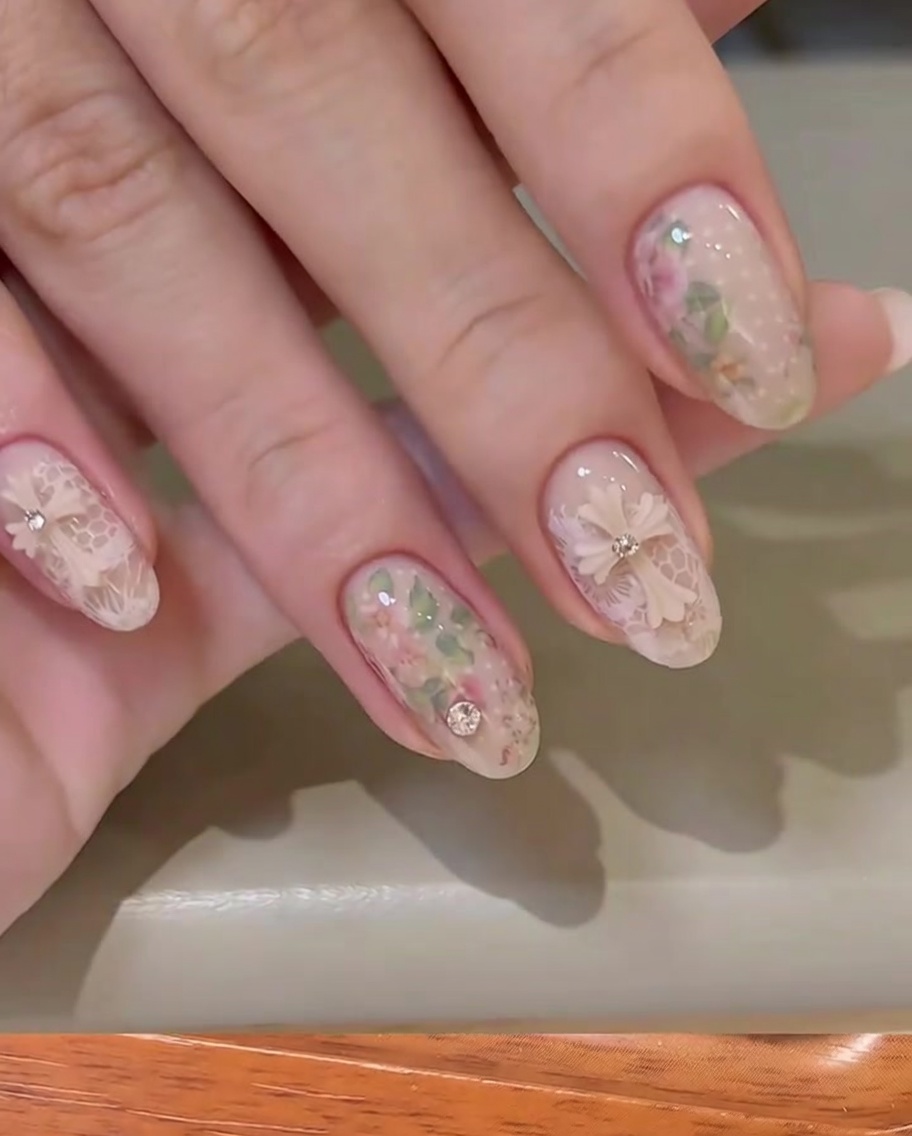 Un pinceau appliquant une deuxième couche lisse de vernis gel nude sur la précédente.