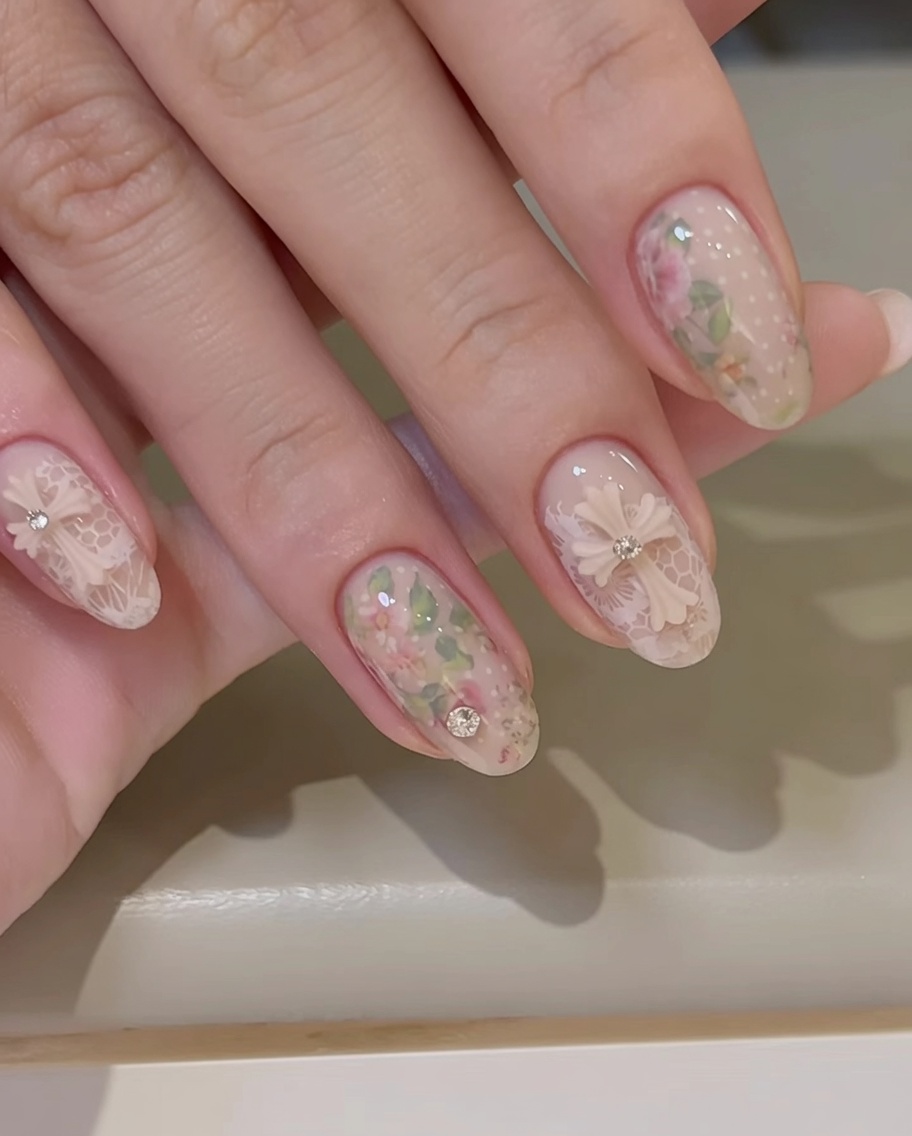 Un pinceau appliquant une couche de gel transparent et brillant sur un ongle décoré dune rose en foil de transfert.