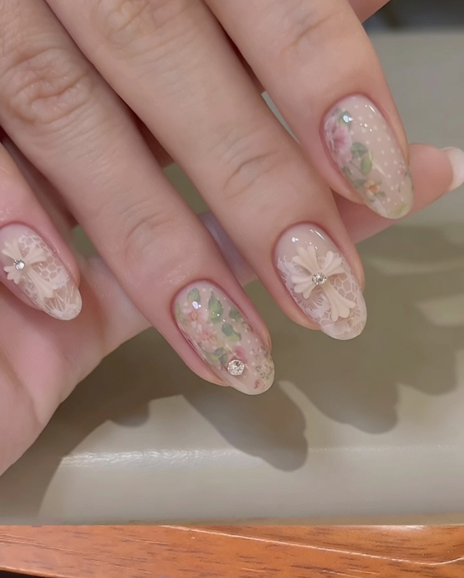Un petit pinceau de nettoyage retirant lexcédent de vernis de stamping blanc autour des cuticules dun ongle.