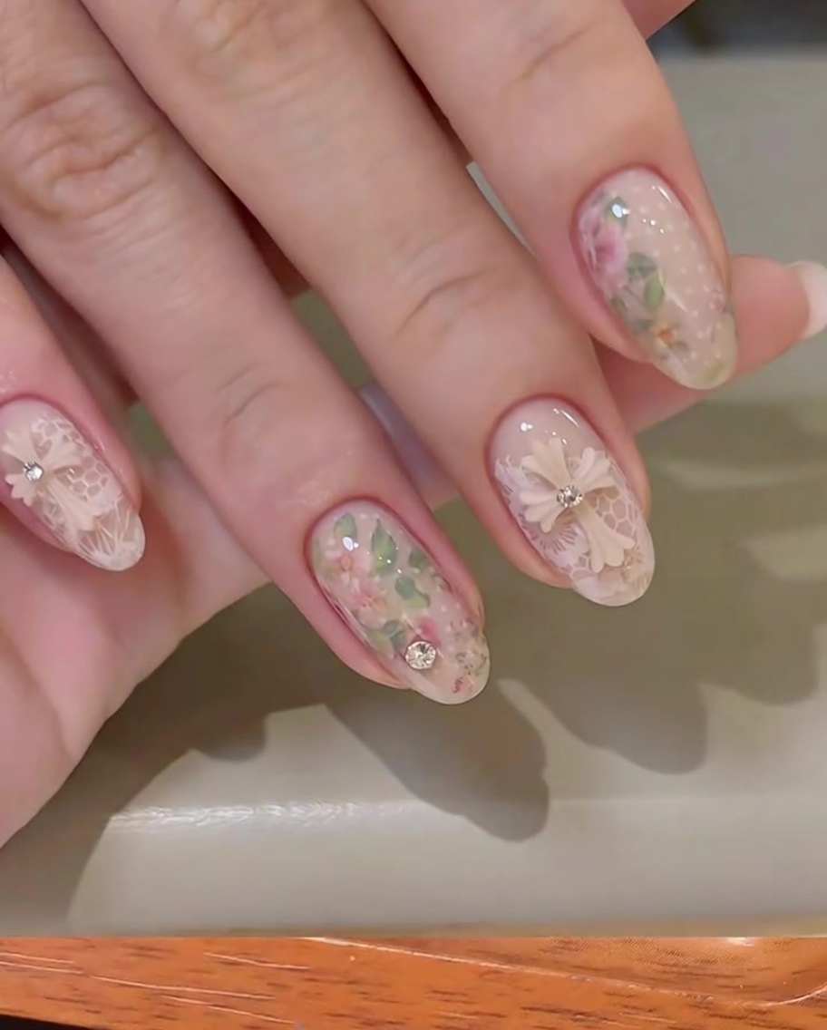Une pince à épiler tenant un nœud 3D, le positionnant sur un ongle couleur nude.