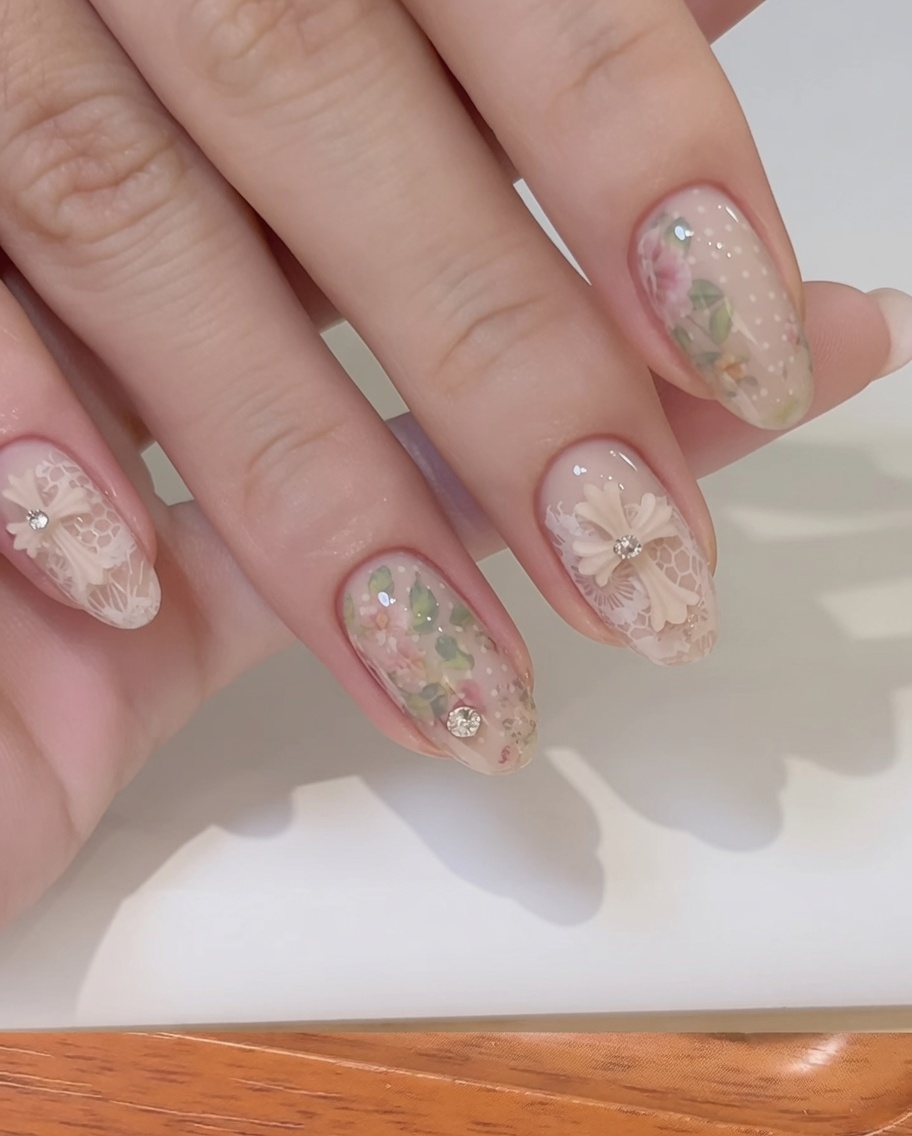 Un pinceau fin lissant le gel de construction autour dun nœud 3D sur un ongle.