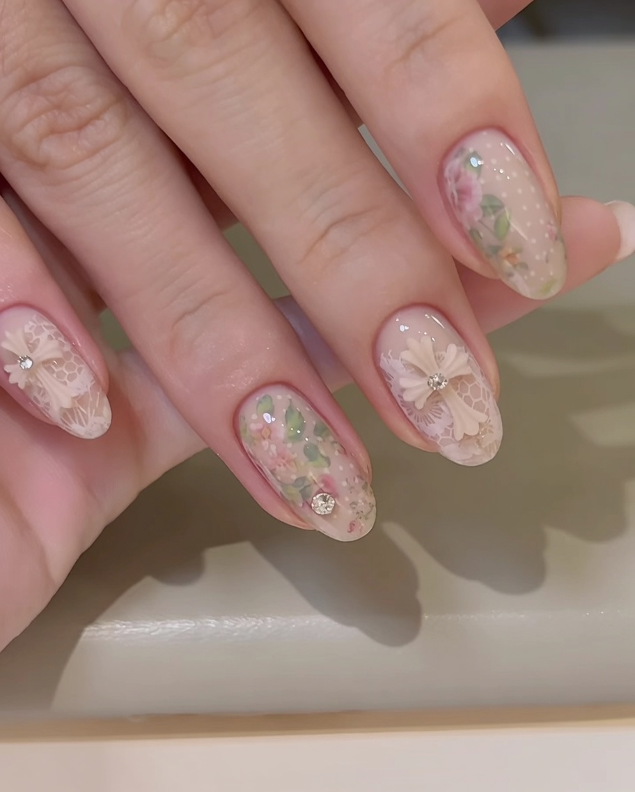 Un pinceau appliquant un top coat en gel transparent sur longle, en évitant soigneusement la surface du nœud 3D.