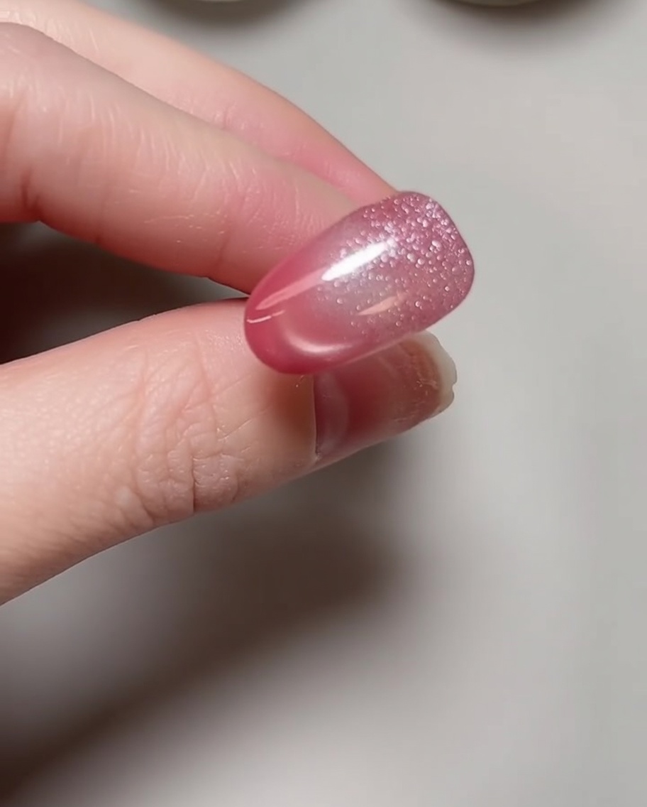 Gros plan dune lime à ongles utilisée pour façonner le bord libre dun ongle naturel.