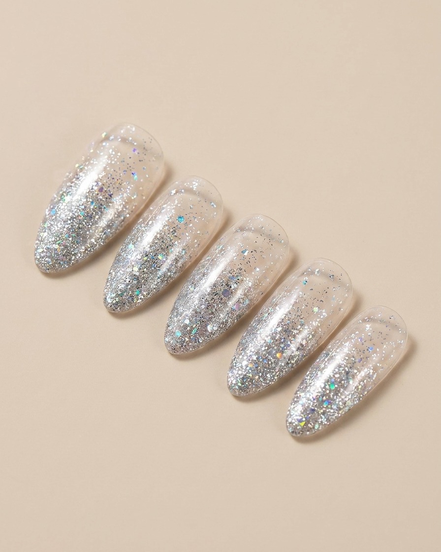 Une main reposant à lintérieur dune lampe UV/LED professionnelle pour catalyser le vernis à ongles en gel.
