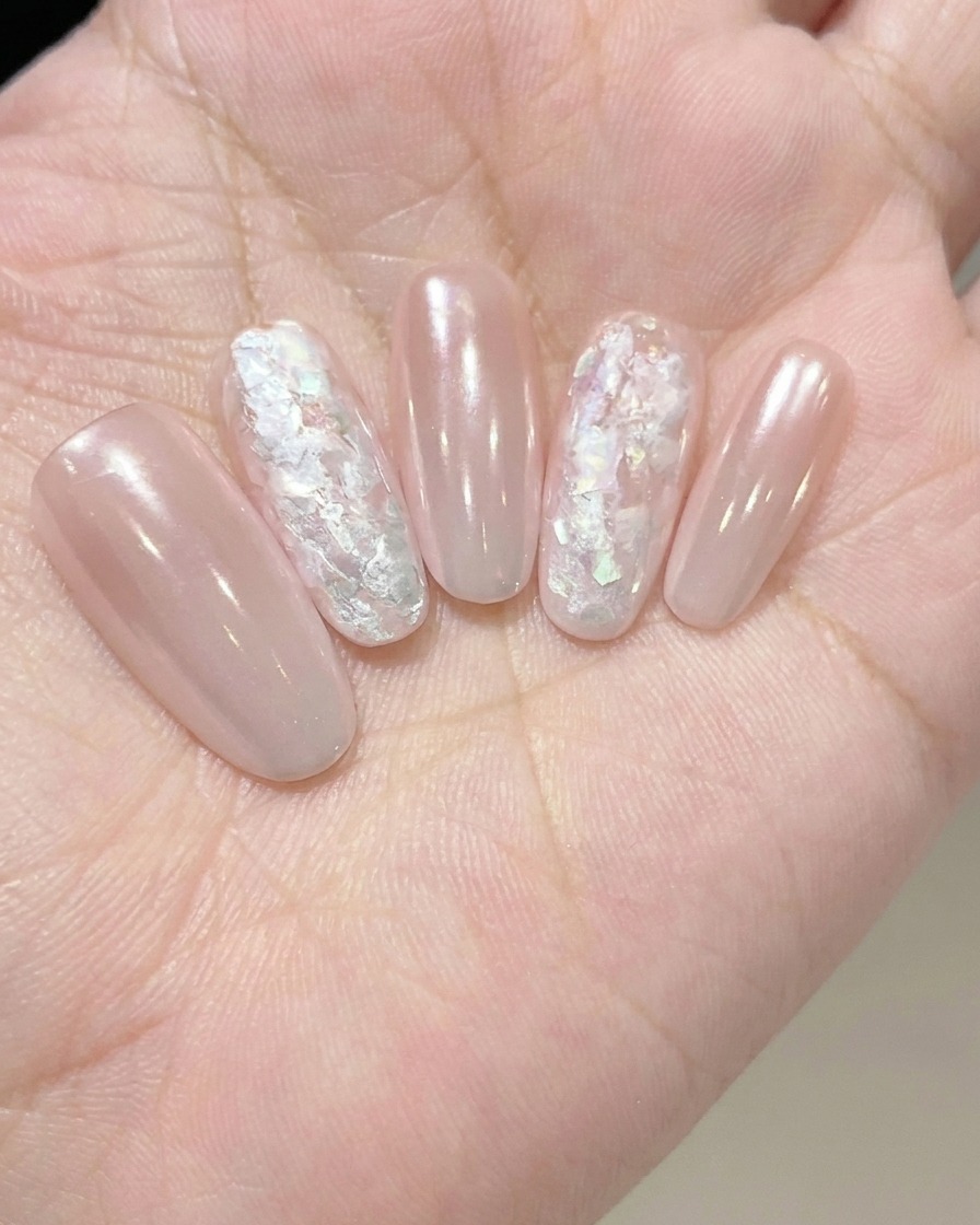 Application dun gel adhésif transparent et épais sur longle en préparation pour les embellissements de nail art.