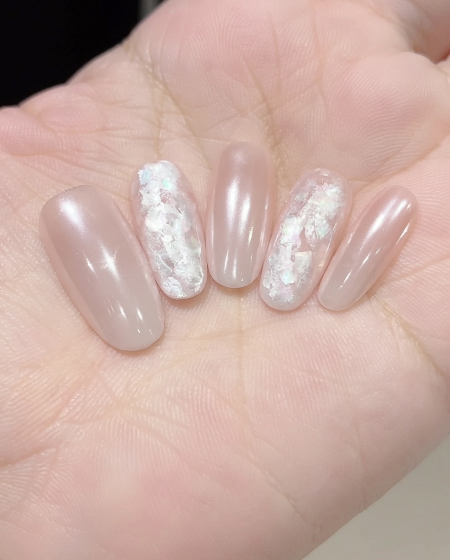 Application dun gel de renfort transparent sur le nail art incrusté pour lisser et sceller la surface.