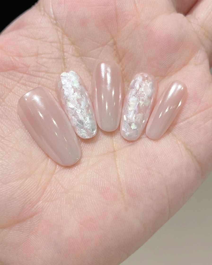 Un pinceau appliquant un top coat transparent et brillant pour sceller et protéger le design terminé.