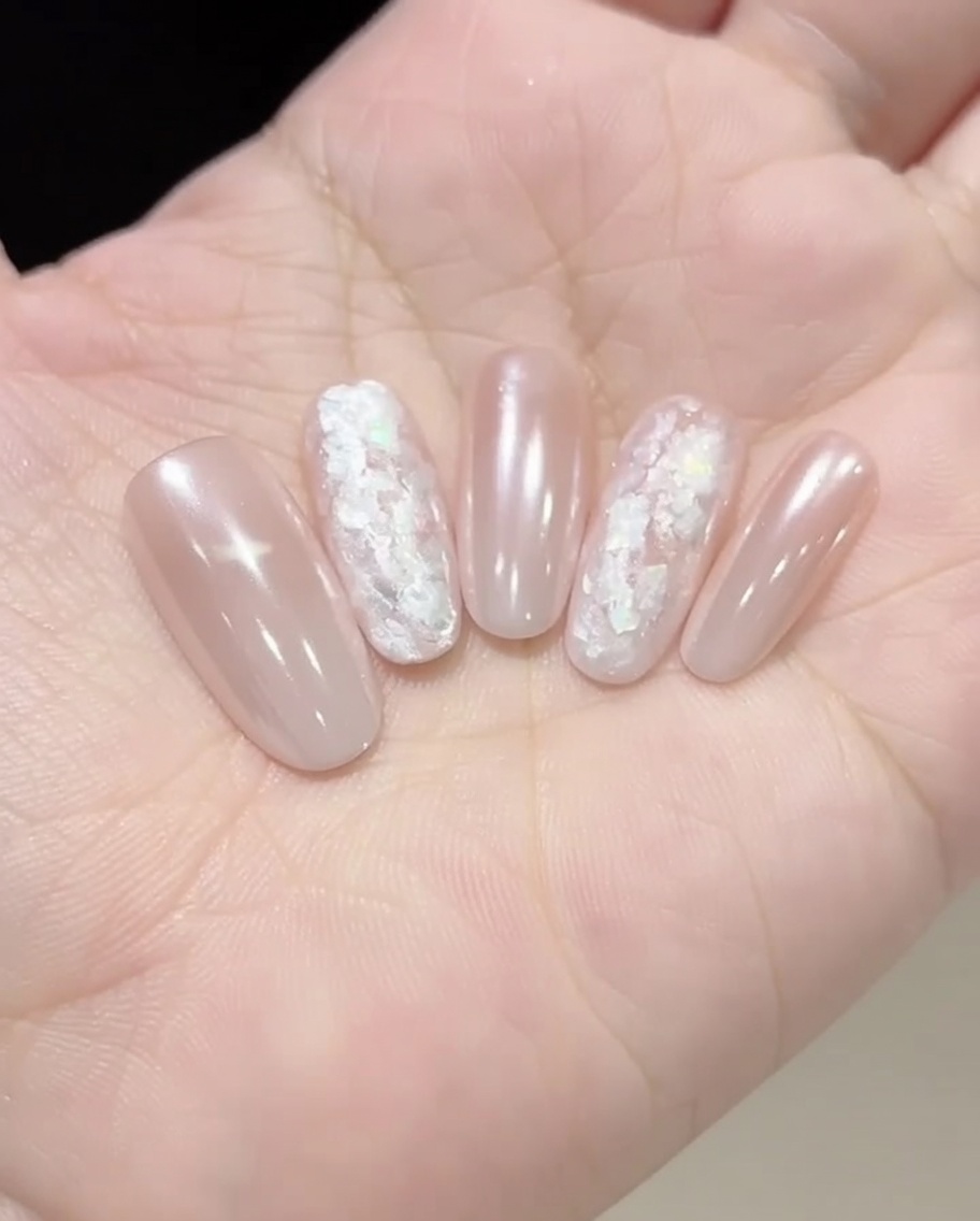 Une éponge cosmétique utilisée pour tapoter de la couleur sur le bout dun ongle afin de créer un dégradé.