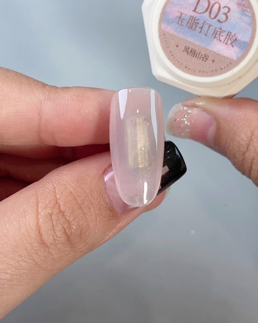 Un pinceau appliquant un top coat transparent spécifiquement conçu pour lutilisation de la poudre chrome.