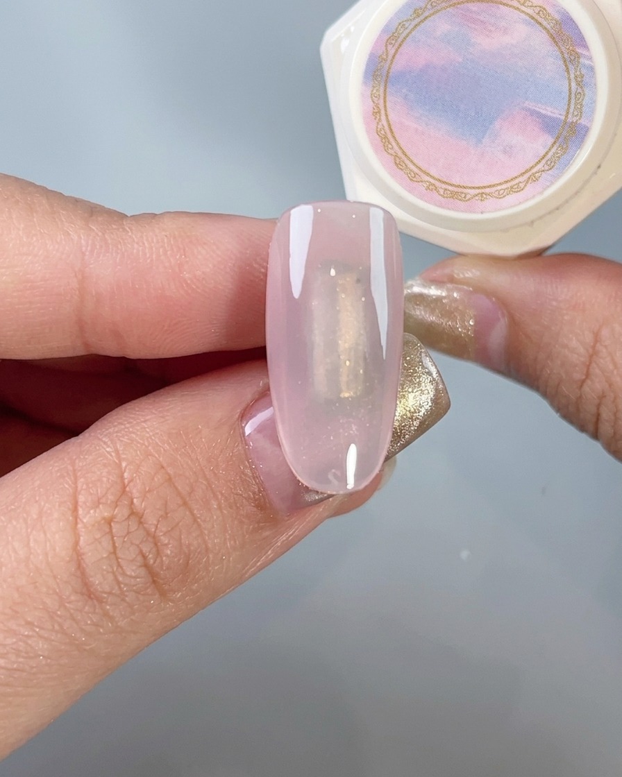 Un pinceau doux brossant délicatement lexcédent de poudre chrome sur un ongle manucuré.