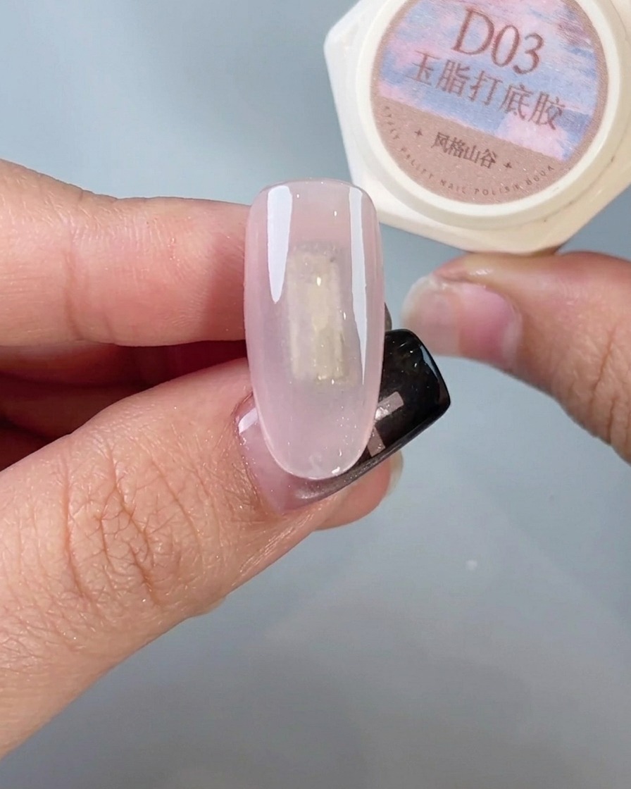 Un pinceau appliquant un top coat final et brillant sur un ongle chromé terminé.