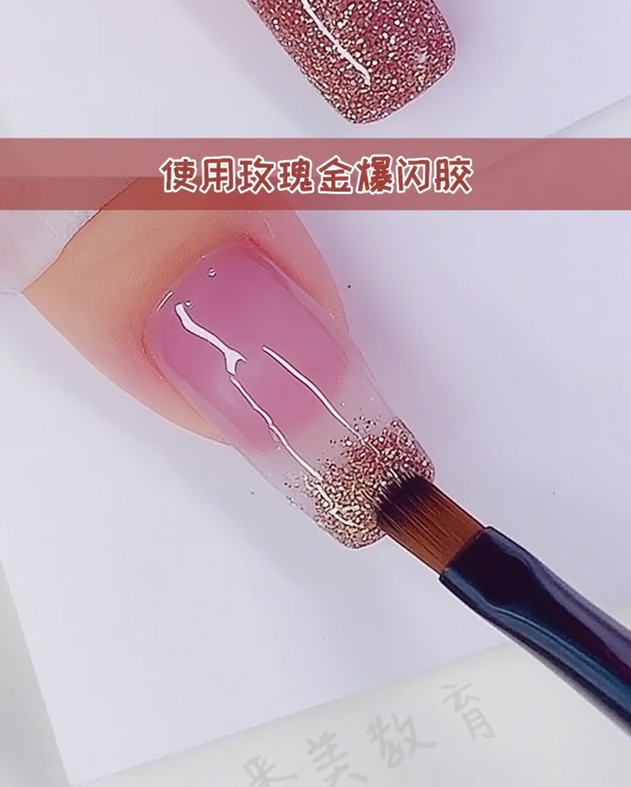 Gros plan dun pinceau ajoutant une deuxième couche de paillettes or rose pour intensifier le dégradé.