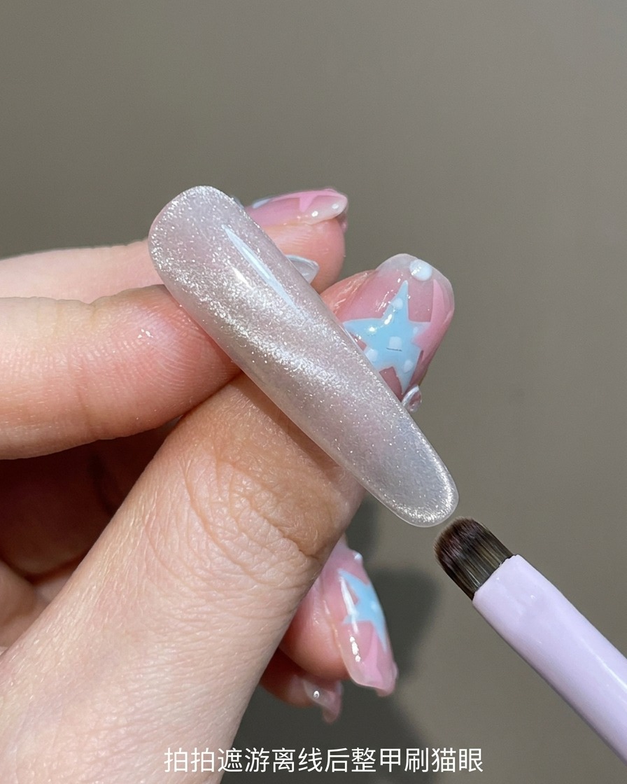 Pinceau appliquant un gel cat-eye scintillant transparent sur un ongle naturel.