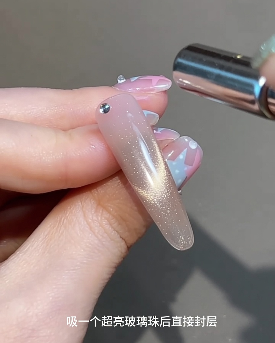 Un aimant cylindrique tenu parallèlement au-dessus dun ongle recouvert de gel humide pour créer un reflet magnétique brillant.