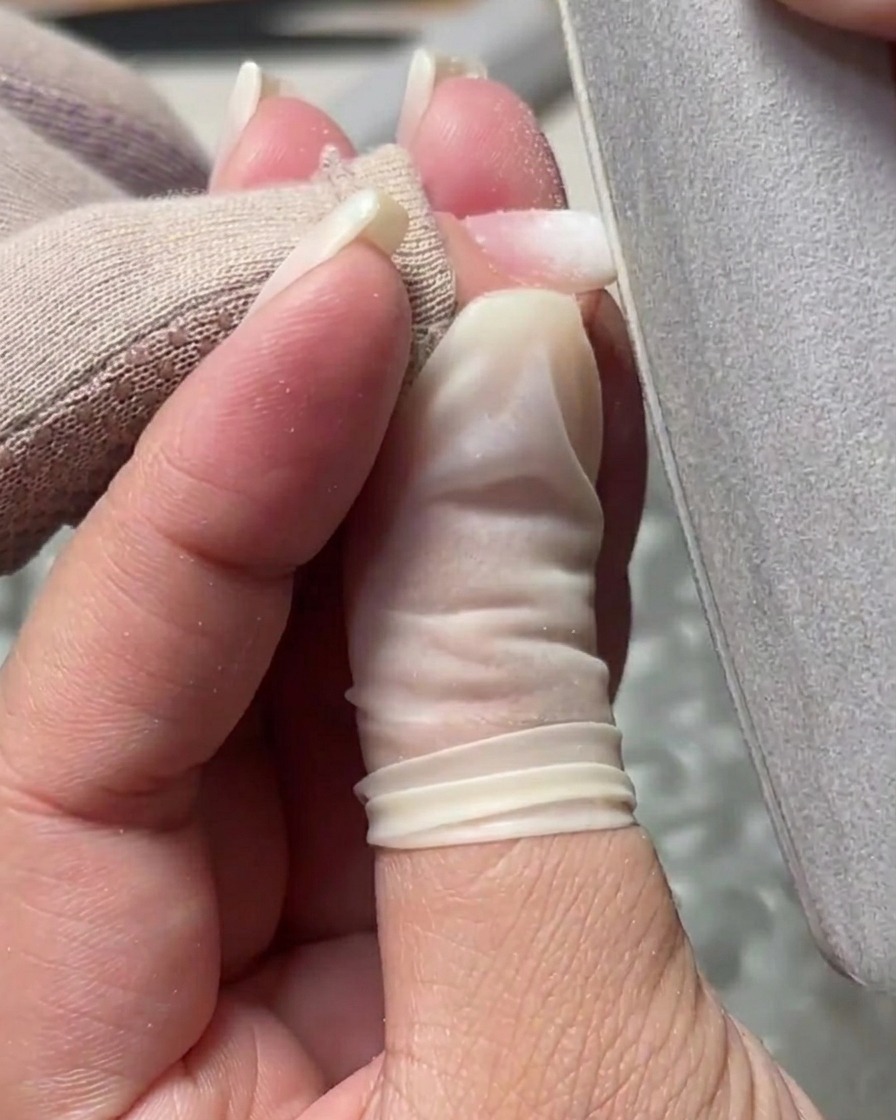Une lime à ongles utilisée pour lisser la surface et affiner les bords dun ongle en gel structuré.