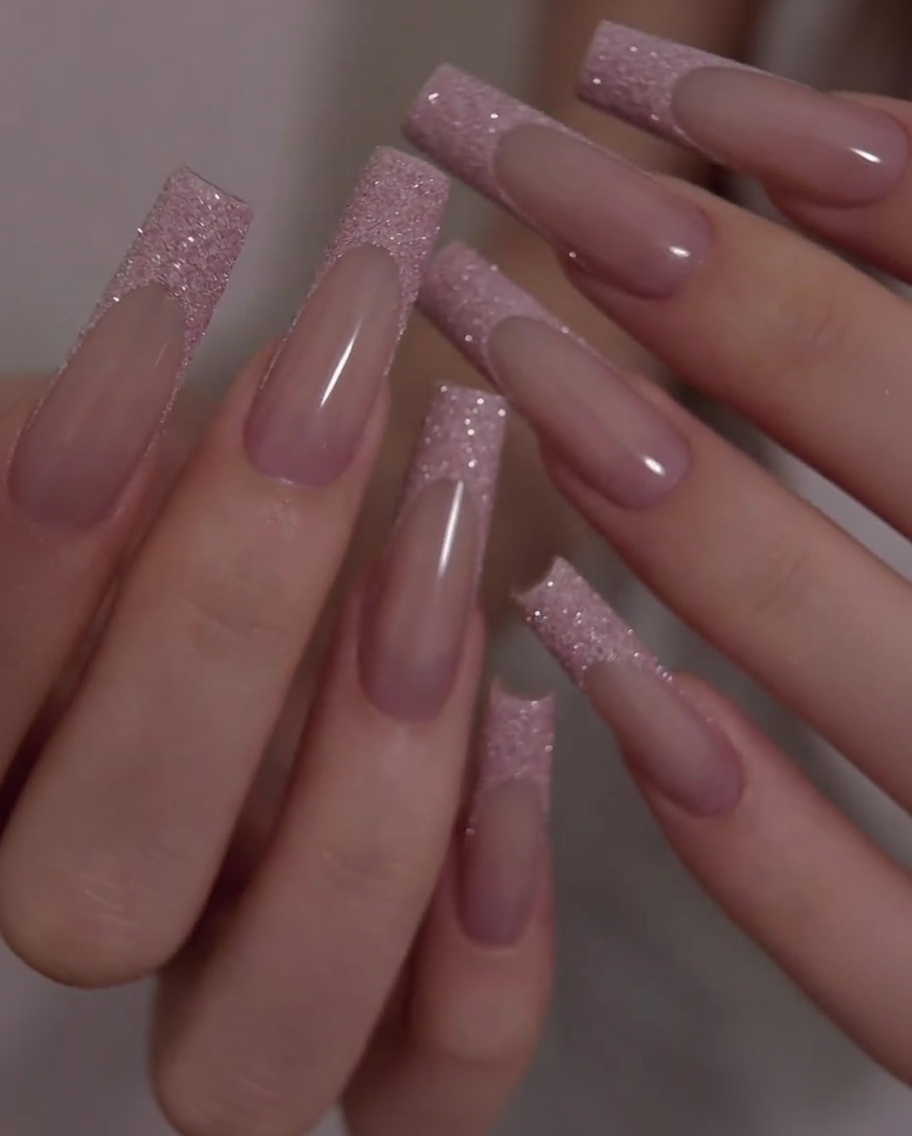 Gros plan montrant la transition lisse et la surface uniforme entre la base rose et les paillettes lors dun léger mouvement de la main.