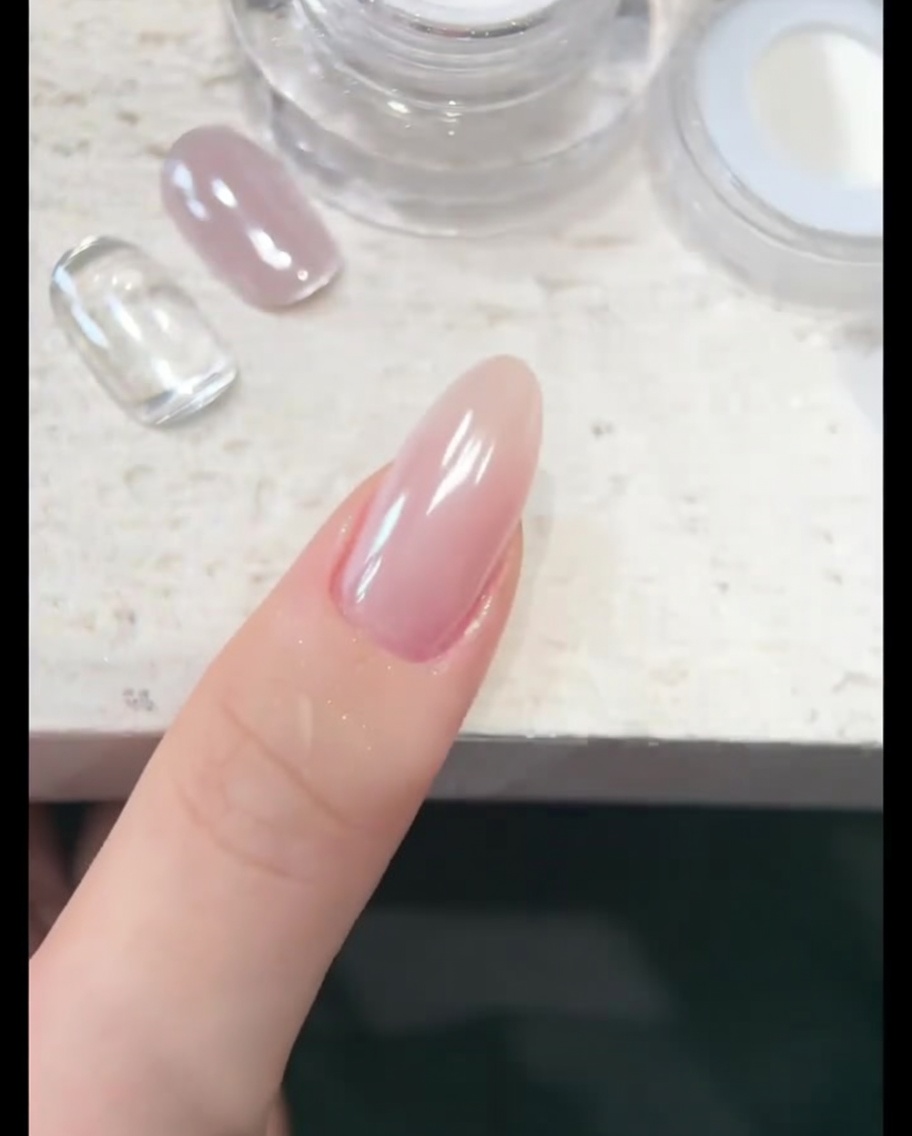 Une brosse douce éliminant délicatement lexcès de poudre chrome de la peau et de la cuticule entourant longle.