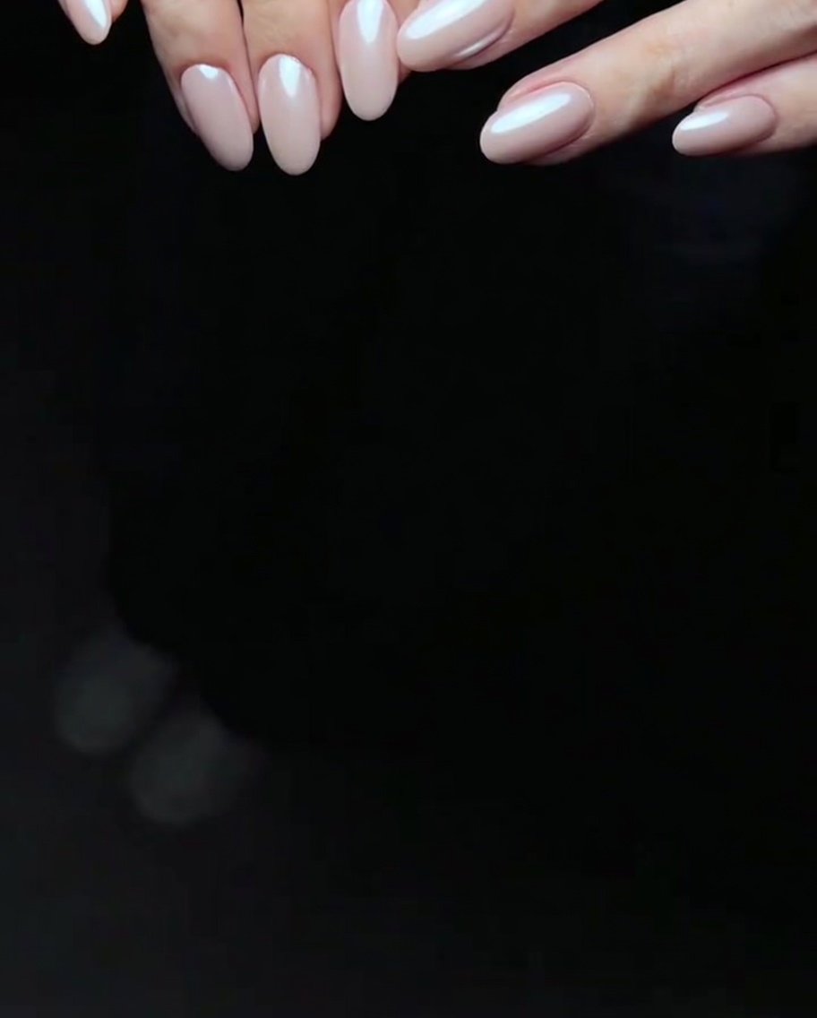 Une main reposant à lintérieur dune lampe LED pour ongles, avec les doigts visibles sous la lumière catalysante.