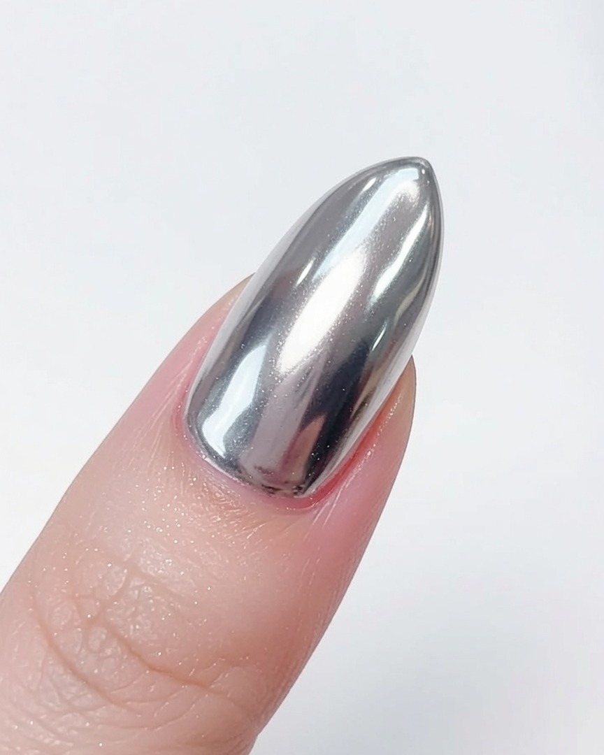 Un pinceau souple retire la poudre chrome en excès sur une capsule.