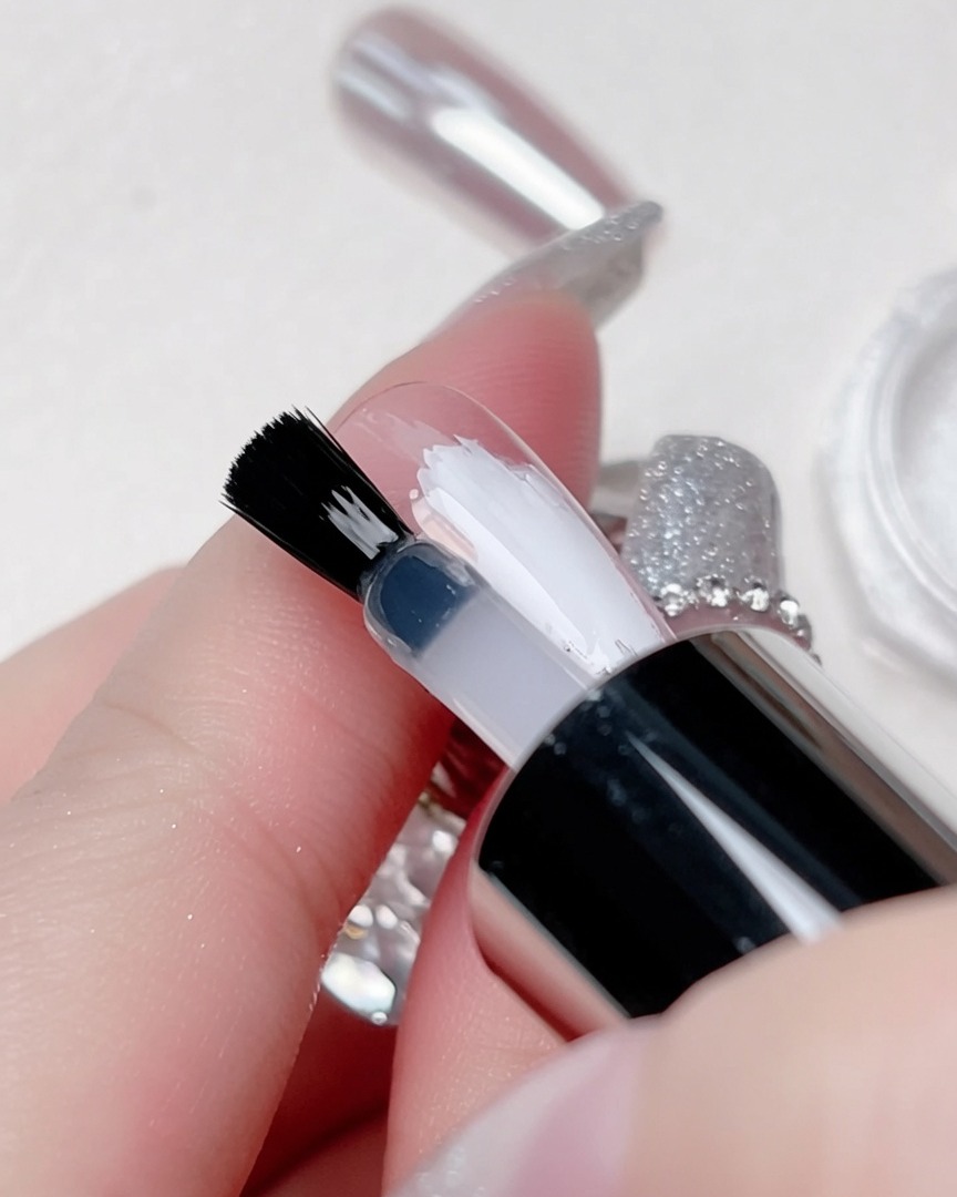 Application dun top coat transparent uniquement sur la bande centrale blanche.