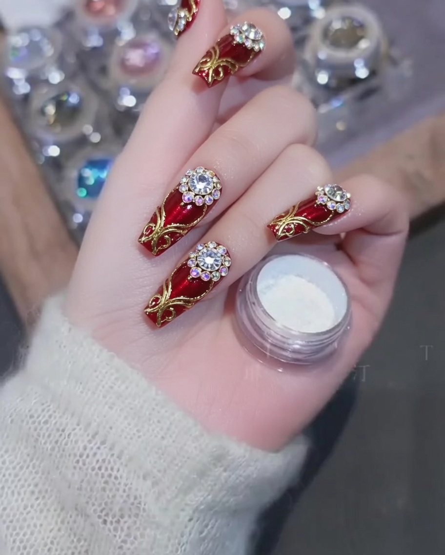 Gros plan sur un ongle recevant une couche de vernis gel nude transparent depuis les cuticules.