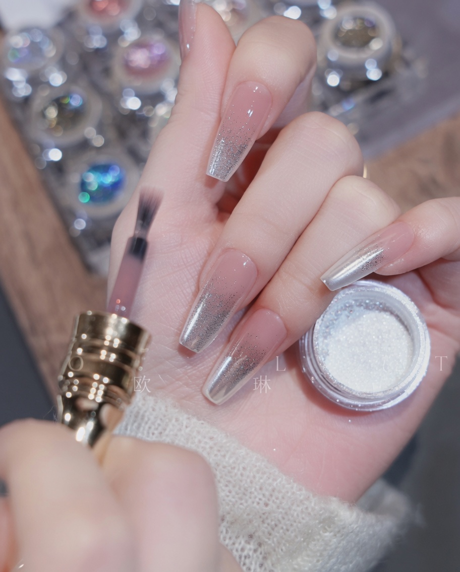 Pinceau dégradé estompant le vernis nude sur toute la longueur de longle.