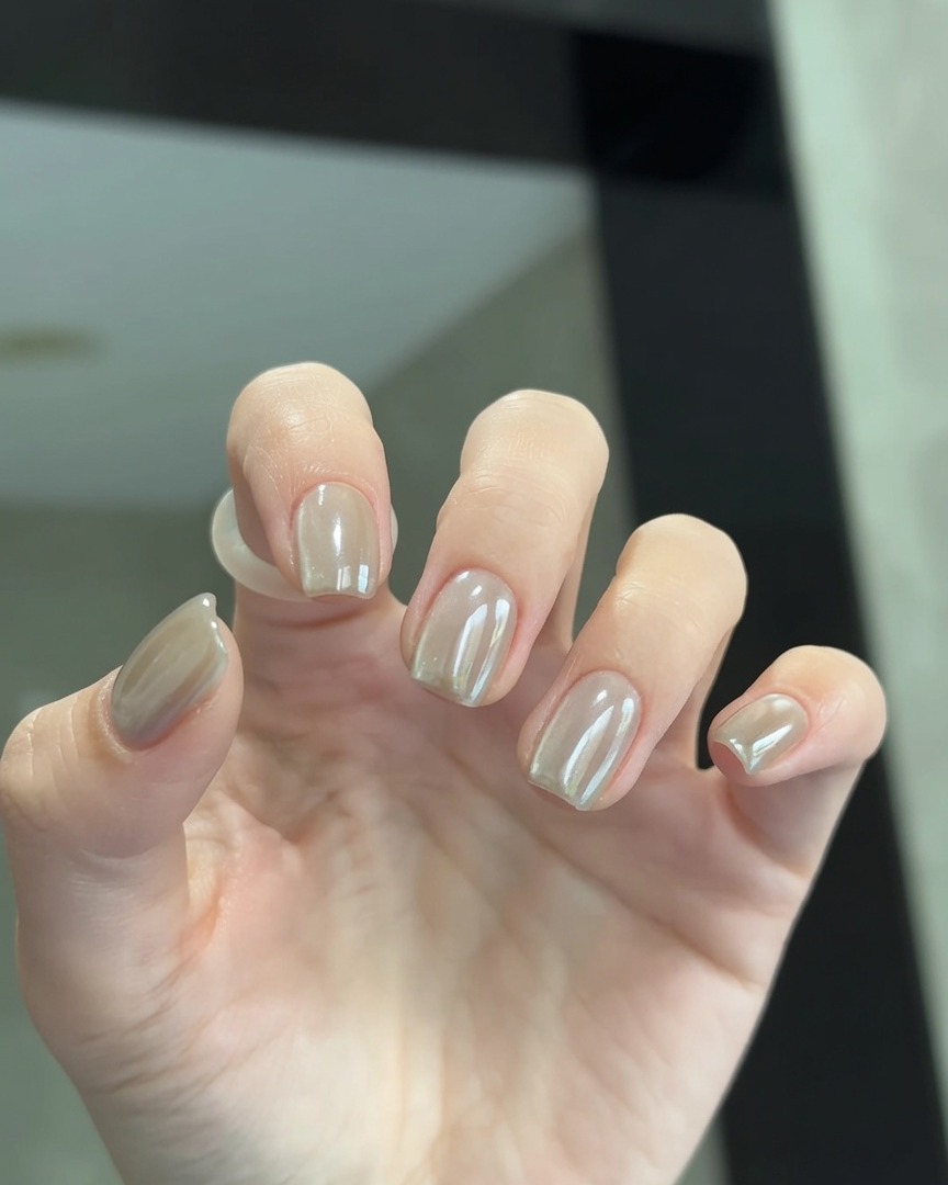 Vue rapprochée dune main avec les ongles placés sous une lampe LED pour la catalysation.