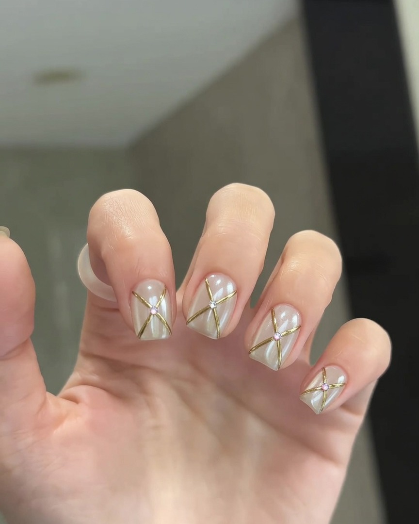 Un applicateur en mousse tapotant de la poudre nacrée sur un ongle déjà coloré.