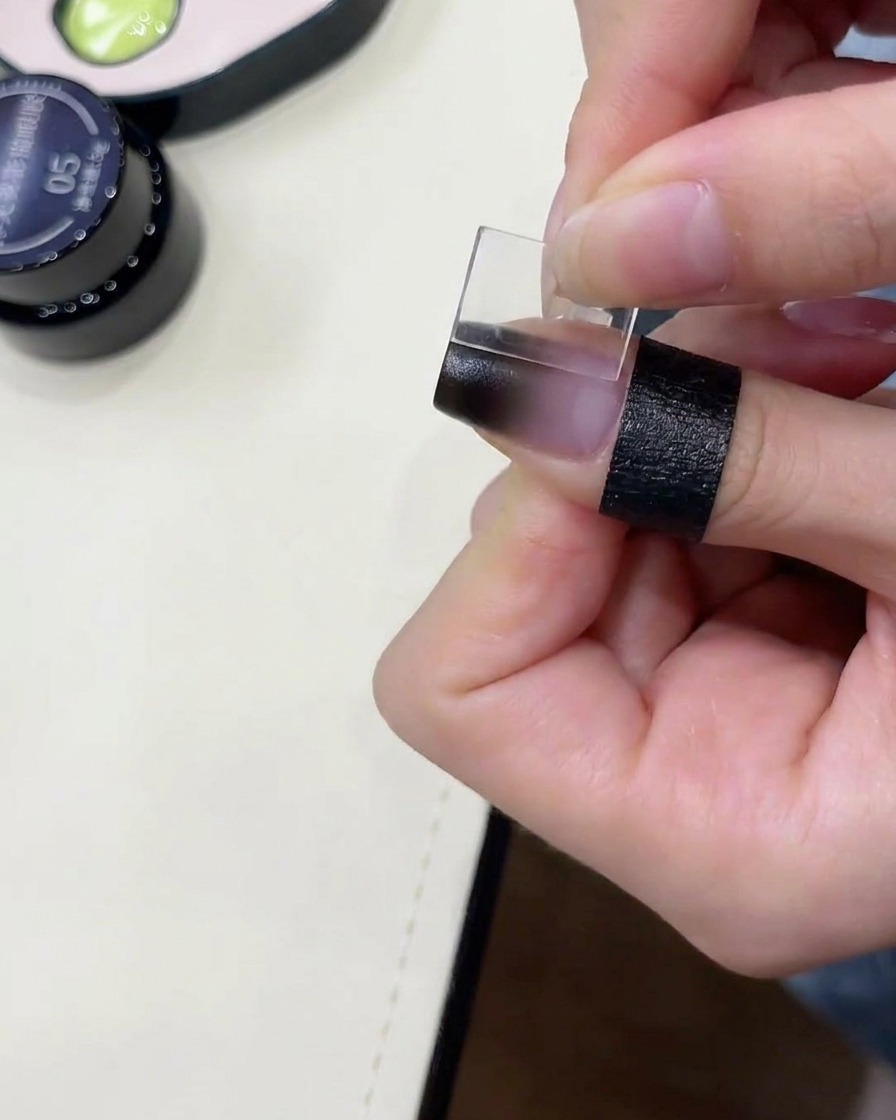 Application dun vernis cat-eye sur le dégradé.