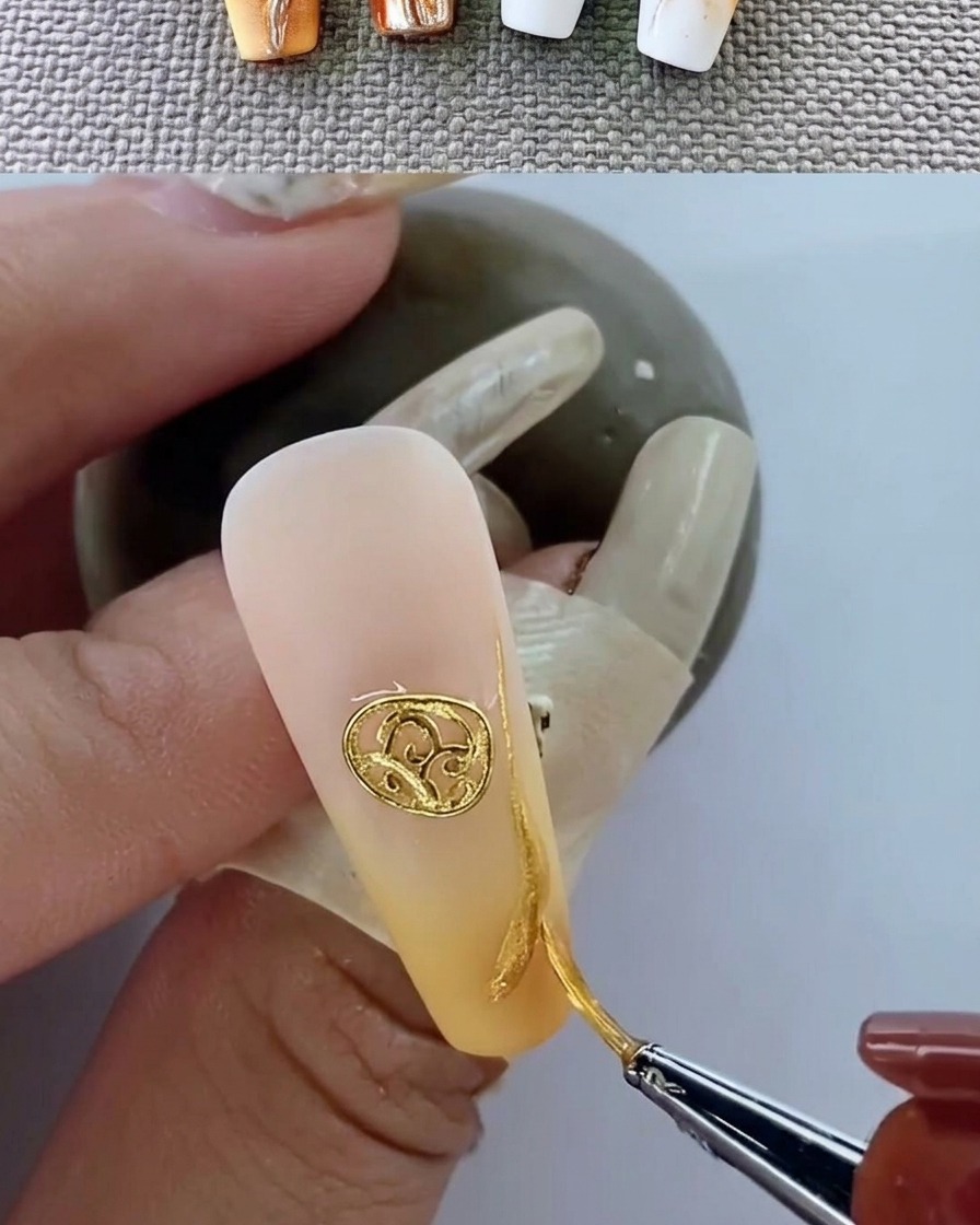 Gros plan sur un ongle manucuré avec un emblème métallique catalysant sous une lampe UV.