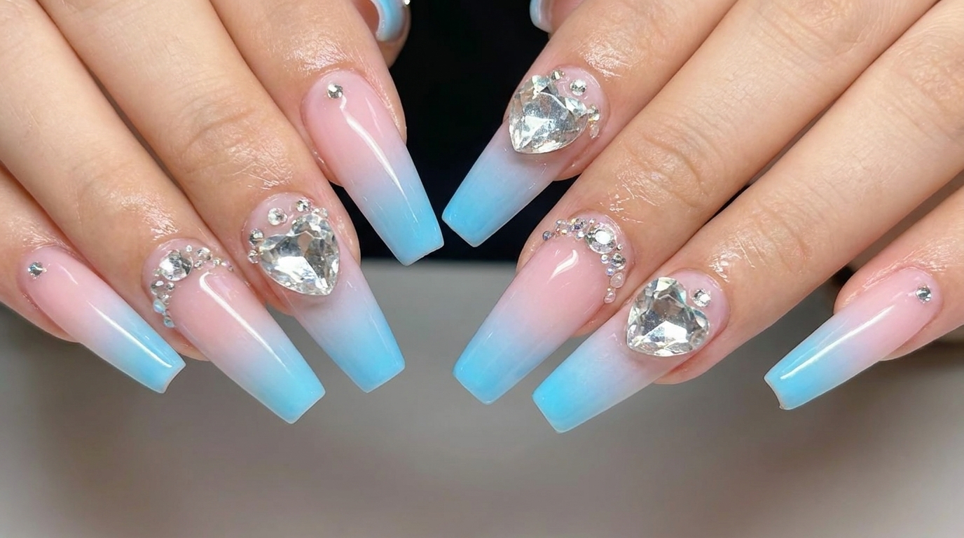 Ongles en dégradé ombré rose et bleu avec ornements en strass