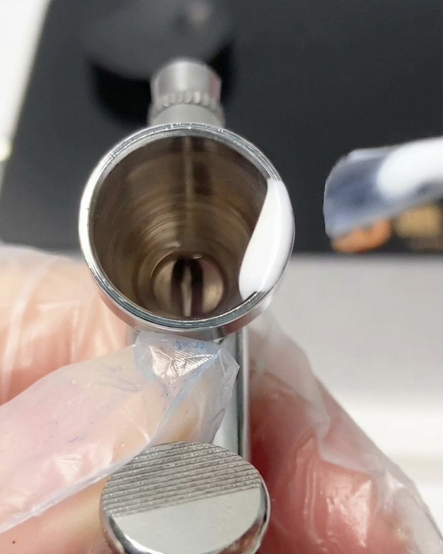 Un outil de mélange combinant le gel blanc et le diluant à lintérieur du réservoir de laérographe.