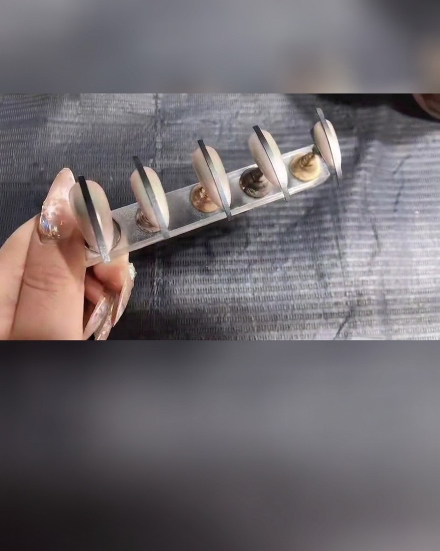 Gros plan dongles sur support recevant une légère application finale de spray gel.