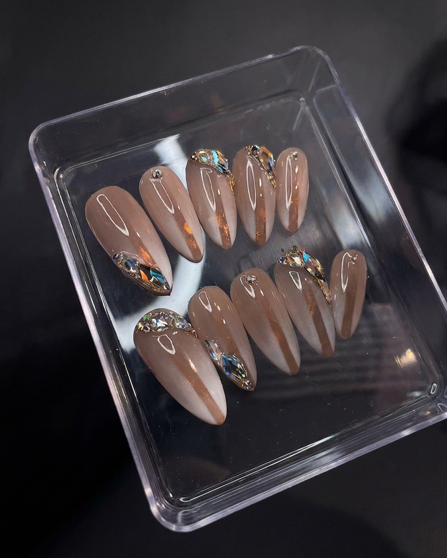 Vue macro montrant la surface brillante des ongles finis avec le top coat.