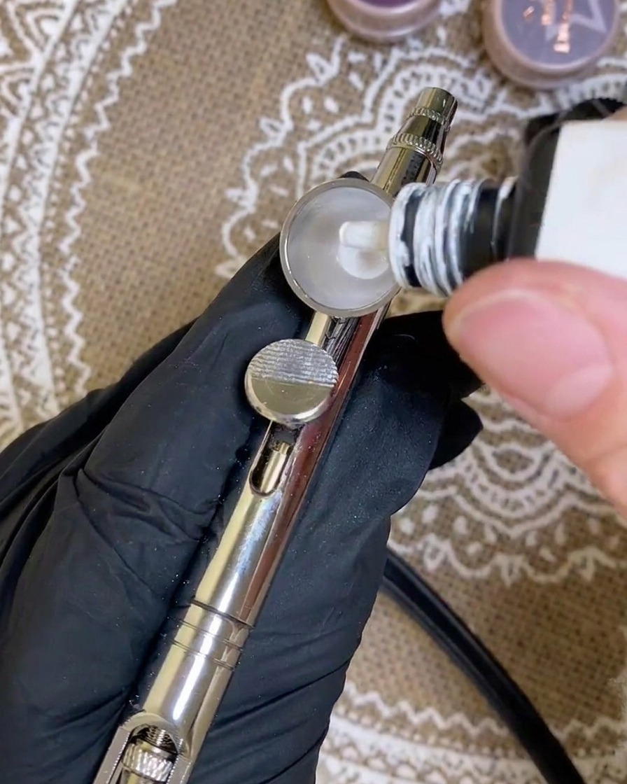 Ajout de diluant dans la coupelle de laérographe contenant déjà le gel blanc.