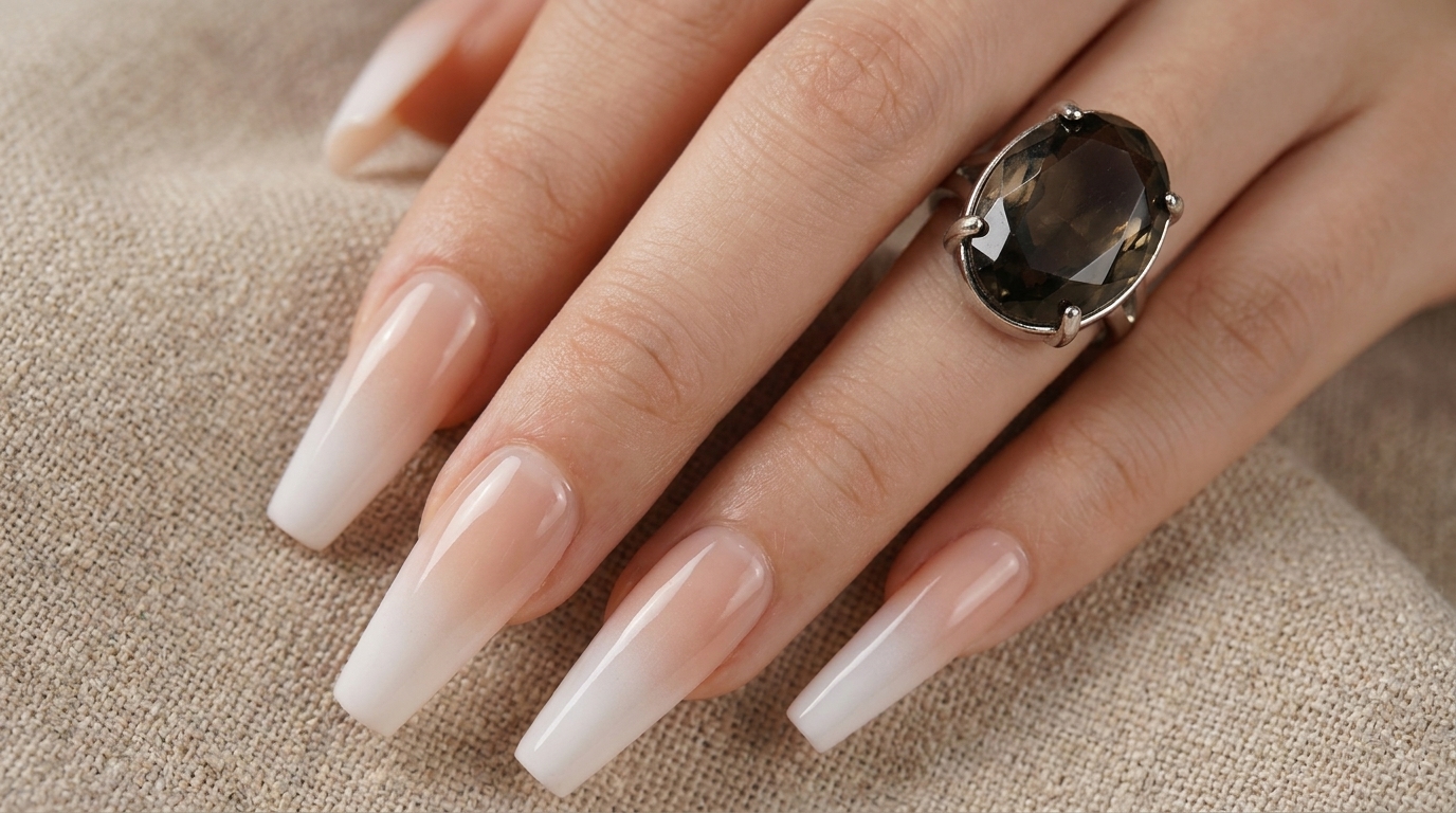 Ongles en gel avec dégradé blanc à l'aérographe — Tutoriel étape par étape
