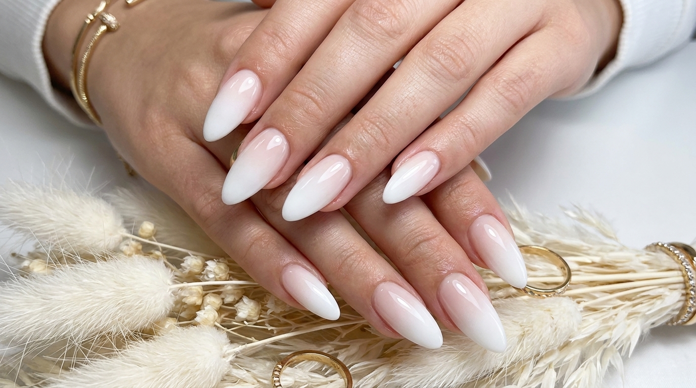 Ongles en dégradé blanc à l'aérographe — Tutoriel étape par étape