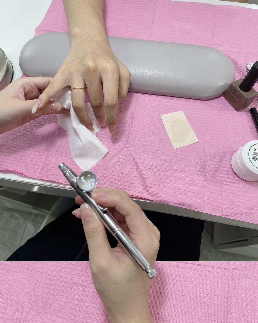 Gros plan sur un pochoir retiré dun ongle, révélant une pointe en dégradé blanc nette et précise.