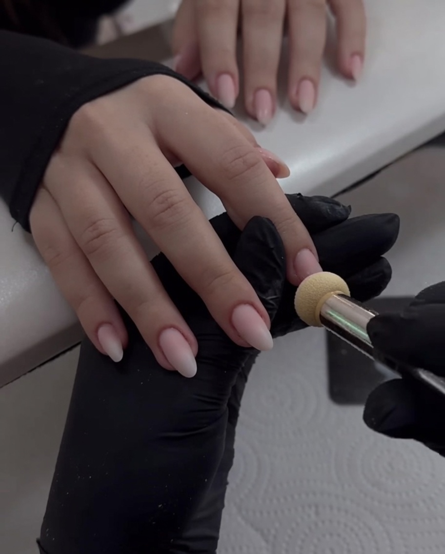 Estompage de la poudre chrome nacrée sur un ongle en amande pour créer un effet miroir très réfléchissant.