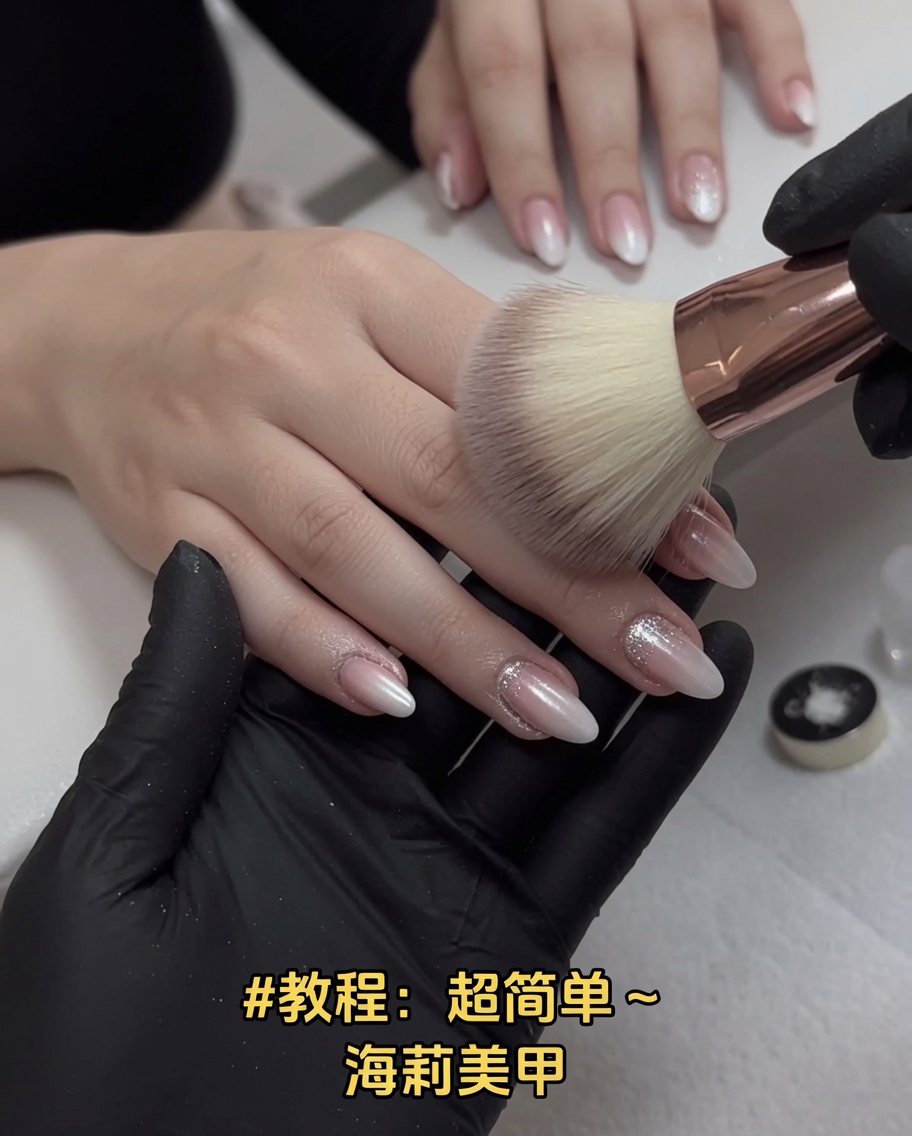 Un gros pinceau à maquillage rose et touffu balayant les ongles manucurés pour retirer lexcès de poussière chromée.