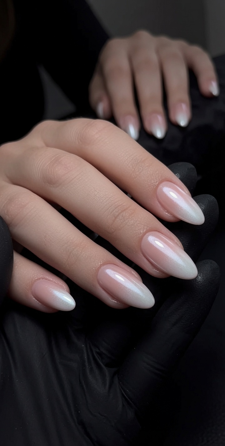 Tutoriel Ongles Ombré Blanc Nacré Inspiré par Hailey Bieber
