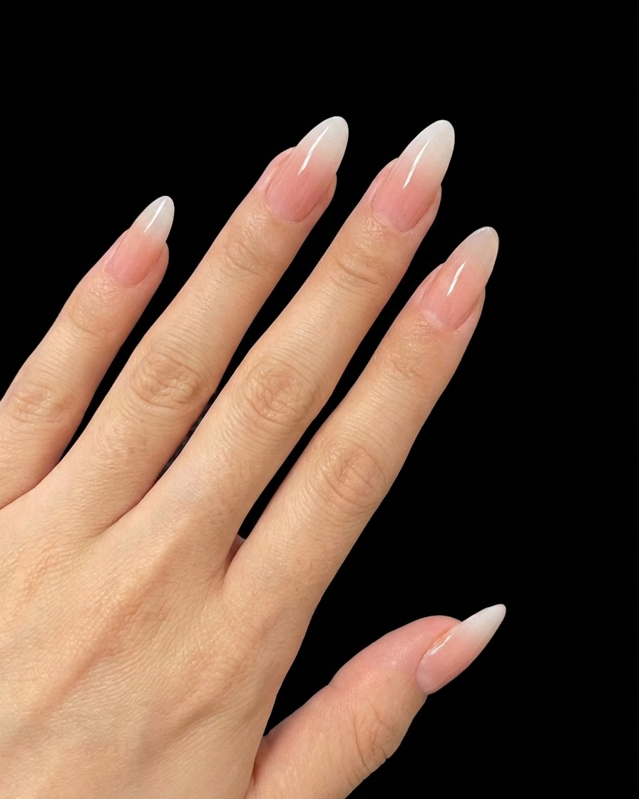 Un pinceau à ongles appliquant une petite quantité de gel avec paillettes fines au centre dun ongle.