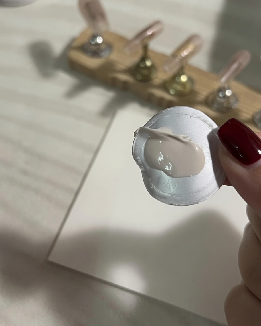 Une goutte de peinture gel blanche épaisse fraîchement déposée sur une palette en silicone.