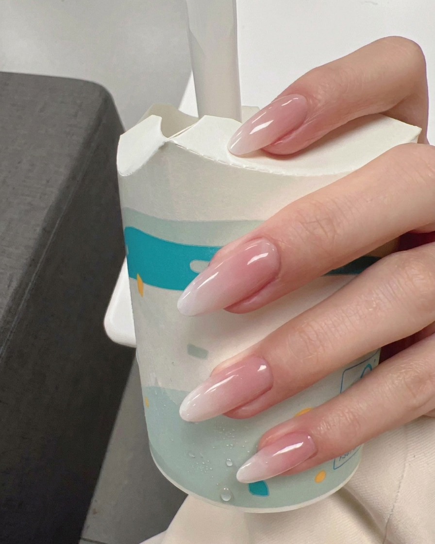 Un pinceau à dégradé estompant le gel blanc laiteux pour une transition douce.