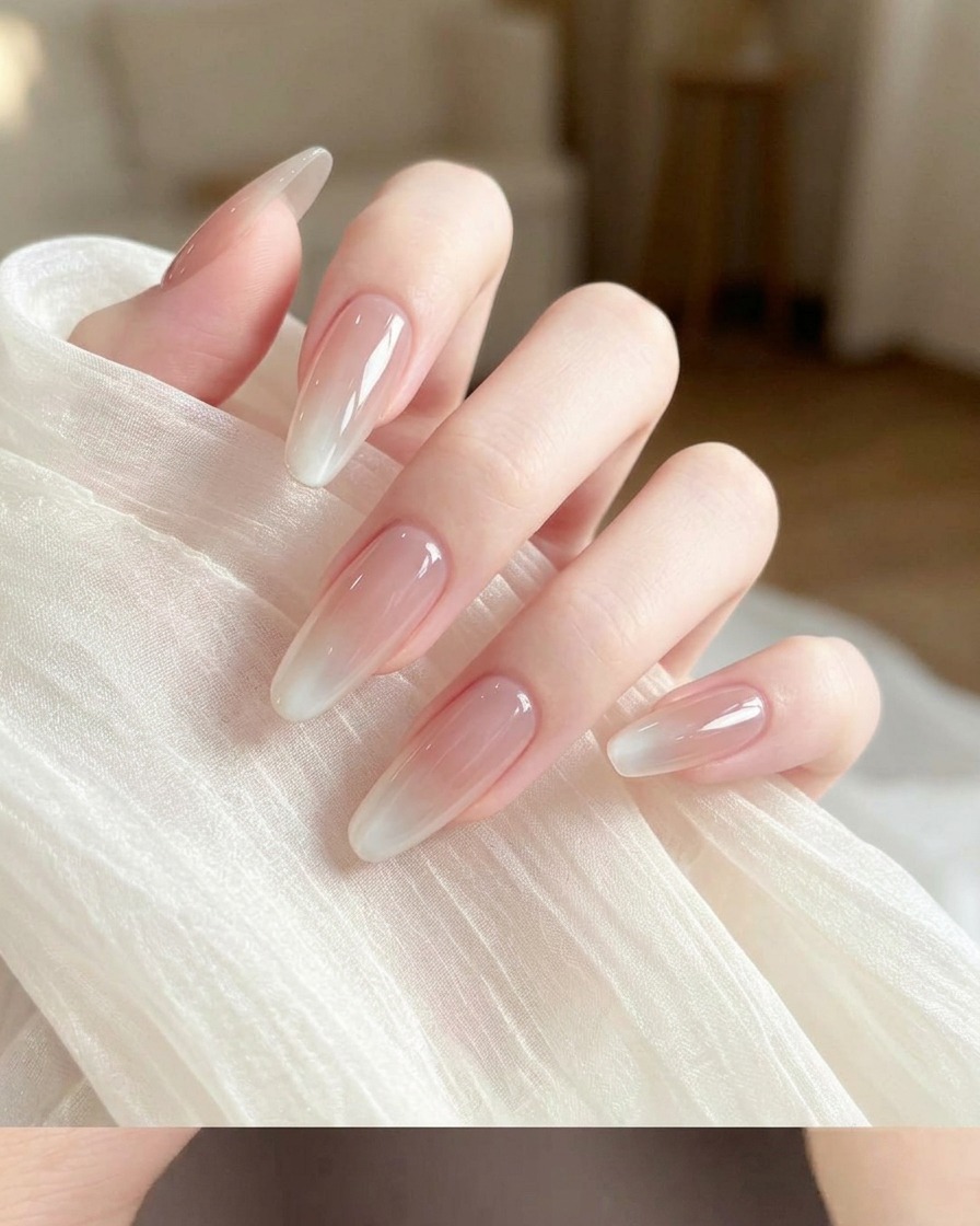 Une éponge à maquillage avec une petite quantité de vernis gel blanc appliquée sur son coin.