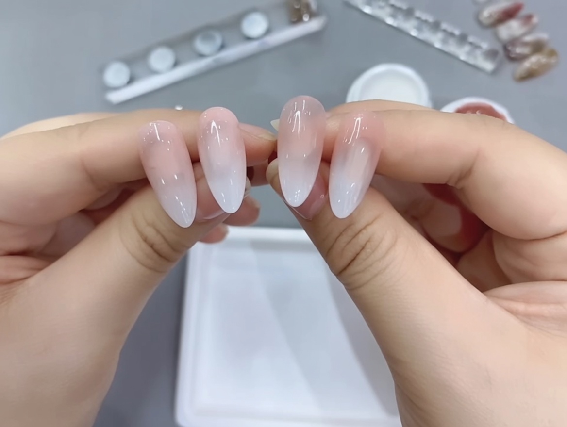 Ongles dégradés nude et blanc : tutoriel gel pour débutantes