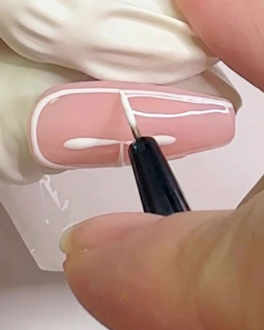 Un ongle avec huit lignes blanches rayonnant du centre comme une étoile.