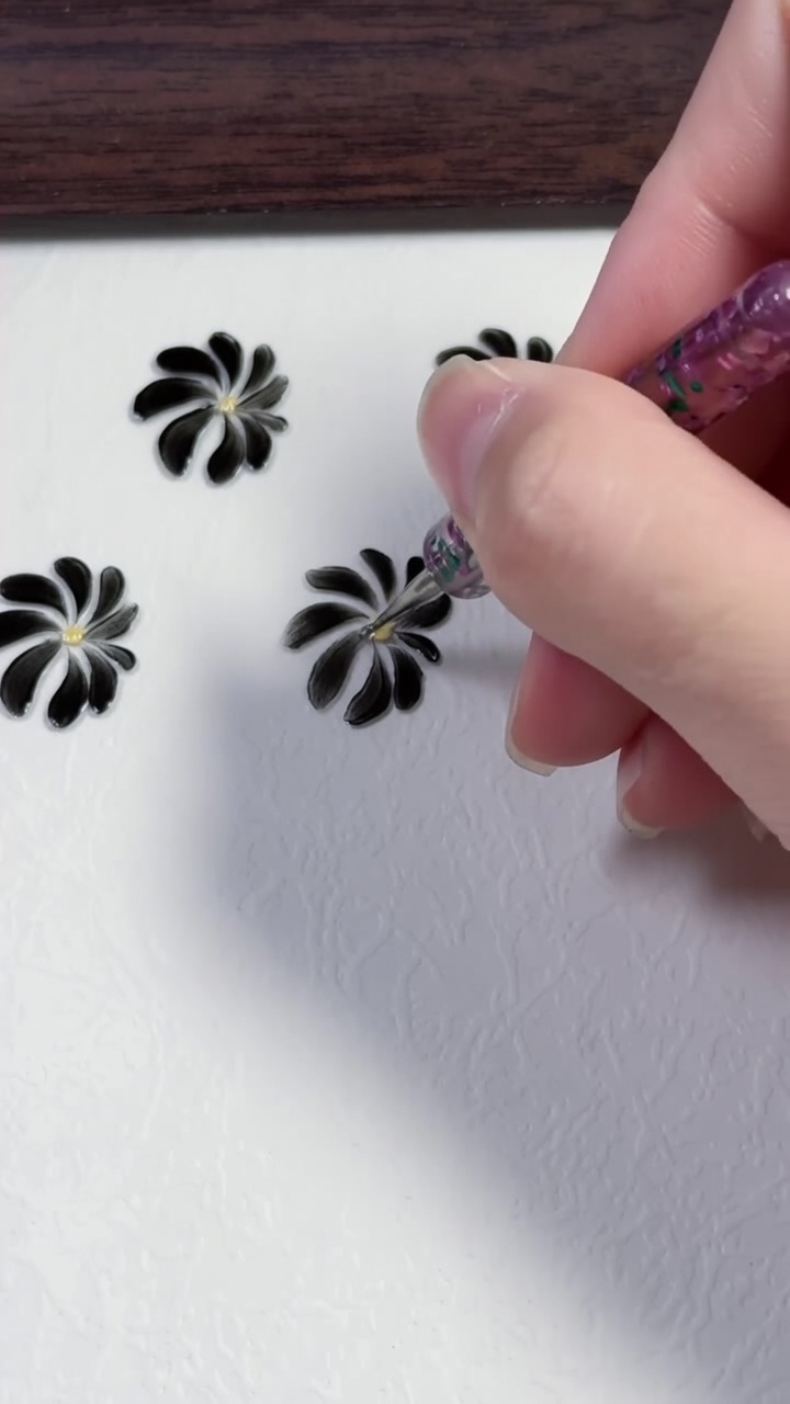 Nail Art Marguerites Noires Peintes à la Main — Tutoriel Étape par Étape