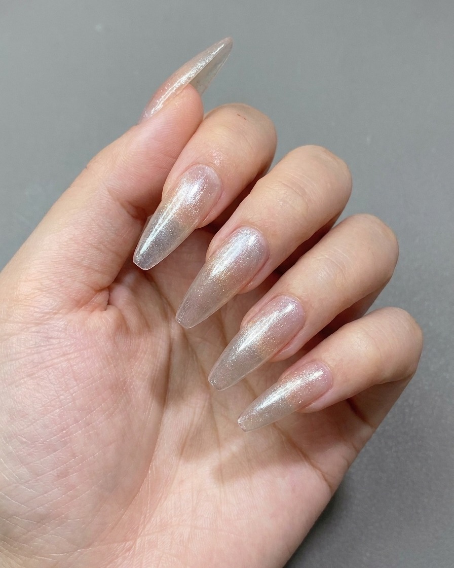 Un aimant utilisé au-dessus dune couche de gel cat-eye humide pour créer un large effet scintillant sur longle.