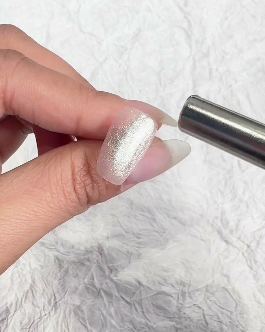 Un aimant placé près de longle pour manipuler les particules magnétiques.